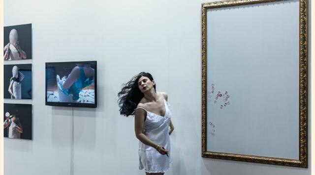 La artista alemana del espectáculo, Nezaket Ekici, utiliza besos con lápiz labial para crear una obra de arte durante el lanzamiento. (Foto: cnn)