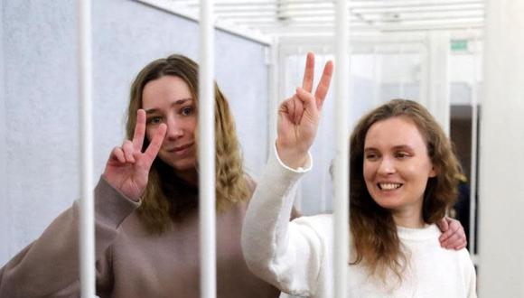 Katerina Andréeva junto a Daria Chultsova, detenidas en noviembre pasado durante la cobertura de una manifestación antigubernamental para el canal opositor Belsat. (Reuters)