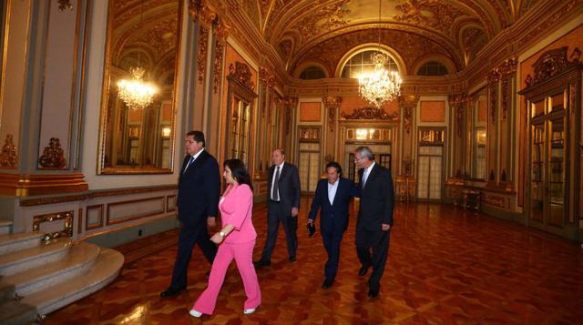 La presidenta del Consejo de Ministros, Ana Jara, acompaña a los líderes de la oposición al Salón Grau, donde se celebró la reunión.