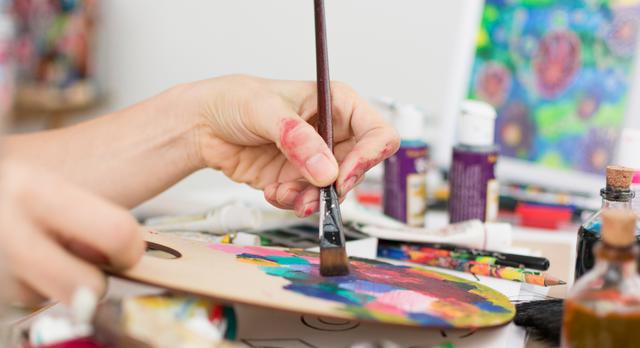 FOTO 10 | 10. Disfrutar de los descansos
Toda persona precisa desenchufarse de su trabajo en algún momento del día, para balancear los distintos aspectos de su vida y recargar sus energías.
Buscar actividades artísticas, deportivas o culturales que te entretengan fuera del trabajo, compartir con amigos o familiares, navegar en Internet, mirar películas, leer y escuchar música, son algunas maneras de disfrutar los descansos para reponerte.
El mindfulness puede ayudarte con tu gestión del estrés, ordenar tus prioridades personales y profesionales y sentirte más satisfecho y feliz en tu día a día. (Foto: Freepik)