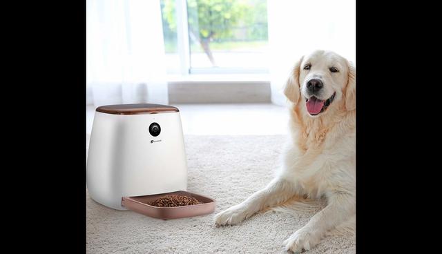 FOTO 12 | Comedero para mascotas inteligente. Si hay mascotas en casa, una idea de regalo interesante puede ser un comedero inteligente. Estos dispositivos disponen de una aplicación para controlar las comidas. Este de Houzetek destaca por su diseño robusto, su interfaz simple e intuitiva y una cámara capaz de grabar y captar el sonido de nuestras mascotas tanto de día como de noche. Su precio es de 169,99 euros.