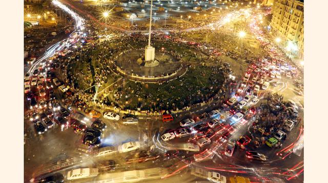 Vista aérea de la plaza Tahrir, donde cientos de egipcios se reunieron para celebrar la inauguración del nuevo Canal de Suez en El Cairo. Respaldado por una gran muestra de apoyo internacional, Egipto inauguró el jueves una importante ampliación del Canal