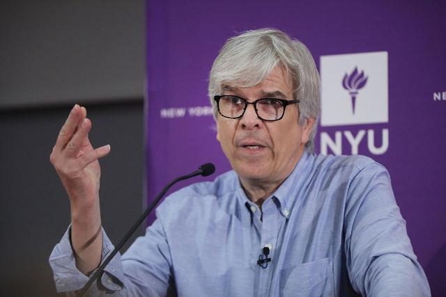 La otra mitad del Premio Nobel de Economía es para Paul Romer, que ha demostrado cómo el conocimiento y la innovación pueden funcionar a largo plazo como motores del crecimiento económico. “Nordhaus y Romer han diseñado métodos para abordar algunas de las preguntas más básicas y urgentes de nuestros tiempos, relativas a cómo construir crecimiento económico sostenible a largo plazo”, ha dicho la academia sueca en un comunicado.