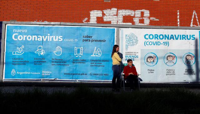 La jubilada Hermina hace cola junto a su nieta Camila afuera de un banco en Buenos Aires, el 3 de abril de 2020. (REUTERS/Agustin Marcarian).