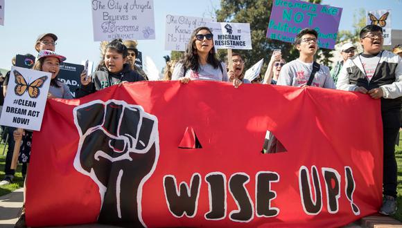 Protestantes se movilizan en Los Angeles en búsqueda de una decisión favorable al DACA. (Foto: Reuters)