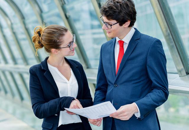 FOTO 21 | Puntos de venta a coste cero. Nada hay que atraiga más a un comprador que la atención que le presta el vendedor. Un ejemplo es una clínica veterinaria que decidieron quedarse dos de sus empleadas, porque la traspasaba el anterior dueño. Se dieron cuenta de lo complicado que iba a ser captar potenciales clientes, porque la mayoría seguiría al anterior veterinario. Para ello realizaron mailings, ampliaron el stock de productos y modificaron el escaparate, la sala de espera y la consulta para hacerlos más atractivos. El secreto de que hayan duplicado su trabajo en un solo año ha dependido fundamentalmente de otro factor: el hecho de estar dispuestas a perder diez minutos asesorando a un cliente sobre un pienso. El cliente quiere información, asesoramiento profesional, que le presten atención y se interesen por sus problemas. Estos elementos, junto con la simpatía necesaria en un negocio de atención directa al público han sido la clave del éxito.