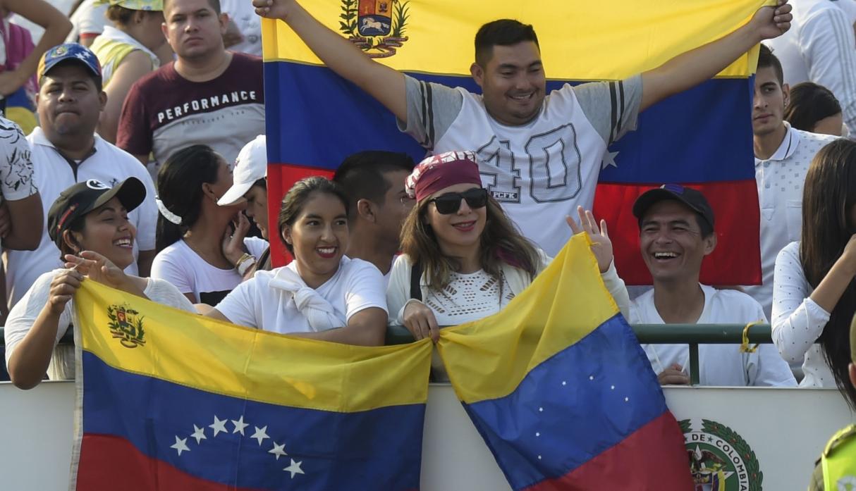 Venezuela Aid Live EN VIVO y EN DIRECTO: La gente espera el inicio del concierto "Venezuela Aid Live", organizado por el multimillonario británico Richard Branson para recaudar fondos para el esfuerzo de ayuda de Venezuela en el Puente Internacional Tienditas en Cucuta, Colombia, el 22 de febrero de 2019.
