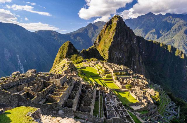 FOTO 7 | MACHU PICCHU (PERÚ). La UNESCO ya avisó: si el flujo de turistas seguía podría desaparecer. Por ello, se ha limitado el ingreso a 5.940 personas cada día en dos turnos. Antes, cualquiera que visitara Machu Picchu podría pasarse el día allí, pero ahora no es posible ya que el tiempo se ha limitado a cuatro horas por visitante. La época con menos turistas es entre octubre y abril, periodo con más lluvias.