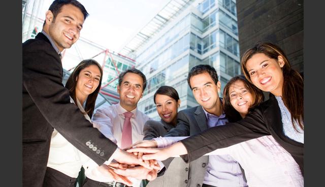 FOTO 5 | 5. Porque es gratificante para todos. Nada se siente mejor que un abrazo o un "high-five" de celebración cuando se cumple una meta de ventas o un proyecto es exitoso. Estos sentimientos compartidos son imprescindibles para que una persona se sienta feliz profesional y personalmente.