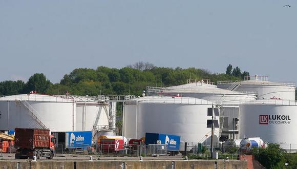 Vista de los tanques de combustible de la multinacional energética rusa Lukoil en su sede en Bruselas. EFE/EPA/STEPHANIE LECOCQ /Archivo
