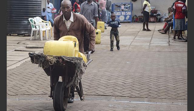 FOTO 3 | Kenia. Esta foto tomada el 21 de abril del 2018 muestra a Samson Muli, de 42 años, padre de dos hijos que ha sido vendedor de agua durante los últimos 18 años en Nairobi. (Foto: AFP)