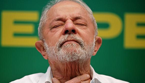 El candidato presidencial brasileño por el Partido de los Trabajadores (PT) de izquierda y expresidente (2003-2010), Luiz Inácio Lula da Silva, gesticula durante una conferencia de prensa en Río de Janeiro. Brasil. (Foto de Carl DE SOUZA / AFP)