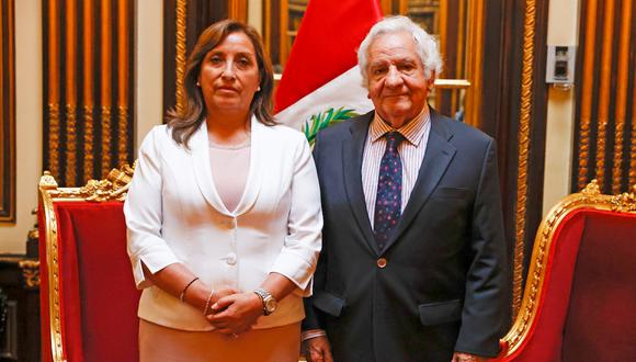 La presidenta de la República, Dina Boluarte Zegarra, se reunió esta tarde con el secretario ejecutivo del Acuerdo Nacional, Max Hernández.  Foto: Presidencia.