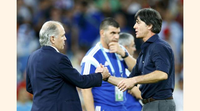 El entrenador de Argentina Alejandro Sabella da la mano con el entrenador de Alemania, Joachim Loew. (Foto: Reuters)