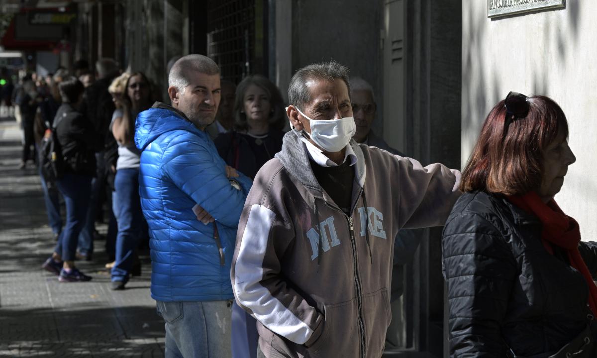 Argentina postergará mediante un Decreto de Necesidad y Urgencia (DNU) el pago de hasta US$ 10,000 millones de deuda emitida bajo ley local. (Foto: AFP)