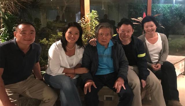 Keiko Fujimori junto a su padre, Kenji y los demás integrantes de su familia. Nada hacía presagiar la pelea entre ambos. (Foto: Twitter)