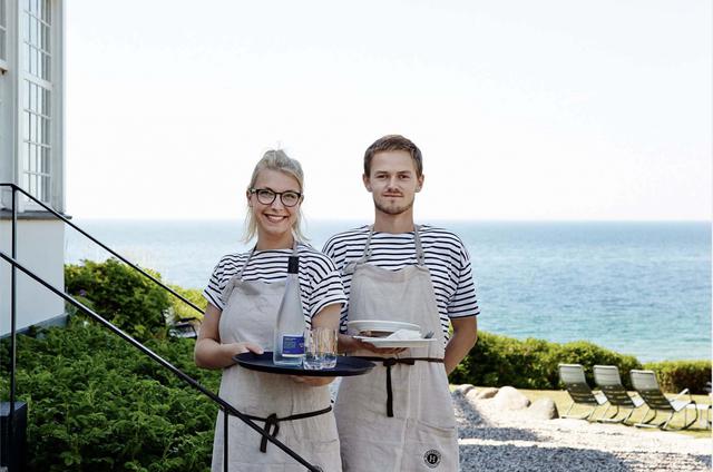 FOTO 14 | Helenekilde Badehotel, Dinamarca
Todo comienza con una historia de amor, la de un constructor, Mr. Grüner, que le regala una bonita casa en el mar a su mujer a finales del siglo XIX. Ya convertida en hotel, en 2005 llegó a las manos del bailarín Alexander Kølpin. El hotel en cuestión está en Tisvildeleje, a menos de una hora de Copenhague, y tiene vistas al estrecho de Categat, el verdadero protagonista de la estancia. LO + HOT es sii te gusta lo nórdico, este es el sitio. Por su decoración, por su paisaje, por su gastronomía moderna y por ese “menos es más” que lo envuelve todo con un velo transparente.