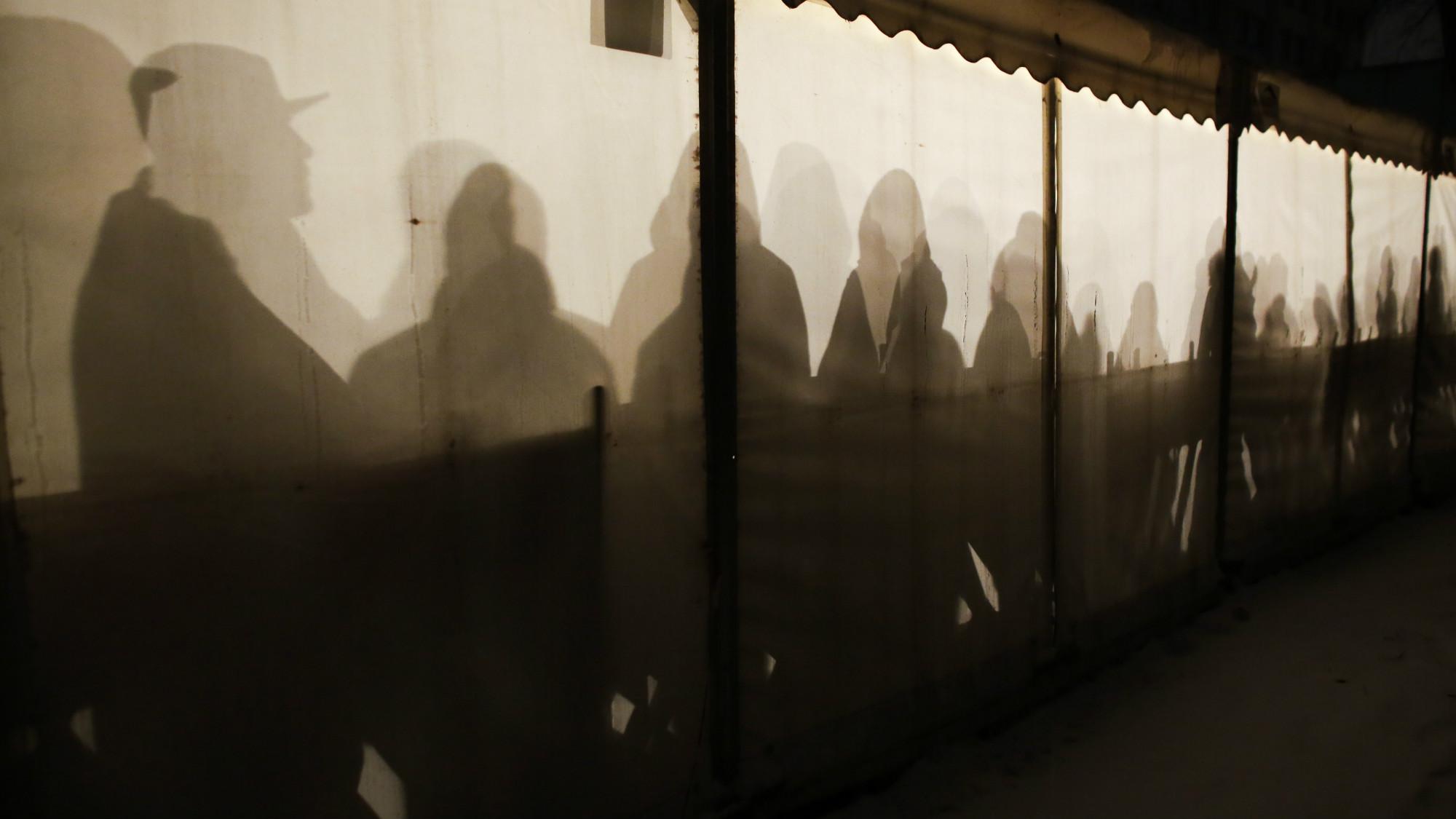 Migrantes esperando ingresar a Alemania. (Foto: AP)