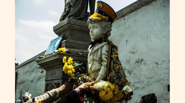 La tumba de Ricardito se localiza en el lote 498, frente al cuartel Buen Pastor; por la puerta tres.  Comparte con su padre el mismo lote que, si bien no es de grandes consideraciones, llama la atención precisamente por la exquisita escultura de estilo re