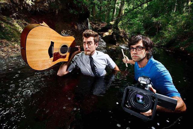 FOTO 2 | 9. Rhett y Link
Rhett y Link se conocieron durante el primer día de primer grado en Carolina del Norte y han sido inseparables desde entonces. Pero la carrera multimillonaria en los medios comenzó poco después de la universidad, cuando abandonaron sus trabajos de ingeniería para concentrarse en YouTube.
El ascenso a la fama comenzó con el programa matutino de la pareja, Good Mythical Morning, una especie de espectáculo de variedades que presenta pruebas de sabor y desafíos divertidos.
Su repertorio ahora ha crecido para incluir una amplia variedad de vías de comunicación, incluyendo un programa semanal de YouTube, un podcast sobre la vida de cada uno llamado Ear Biscuit, una serie de YouTube Red llamada Buddy System, y un documental llamado Looking for Ms. Locklear.
Patrimonio: $5 millones (4,2 millones de euros)
Canal: Good Mythical Morning
Suscriptores: 13.039.699