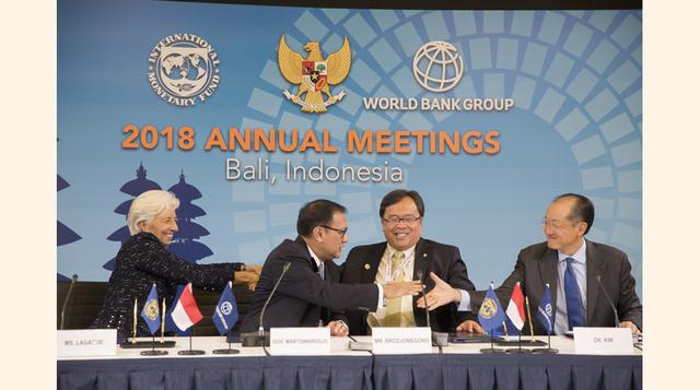La directora del FMI, Christine Lagarde y presidente del Banco Mundial, Jim Yong Kim se reunen cor el gobernador del Banco de Indonesia Agus DW Martowardojo y el ministro de Finanzas Bambang Brodjonegoro ,  firman los documentos para celebrar las reunione