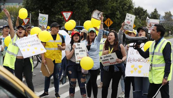 Trabajadores de Viva Air protestan cerca del aeropuerto El Dorado, tras quedarse sin empleo por la suspensión de las operaciones de la aerolínea. (Foto: EFE)