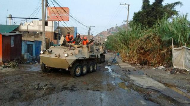 Mientras que el personal de la Marina de Guerra del Perú hace uso de vehículos pesados para llegar a zonas inundadas por los huaicos.