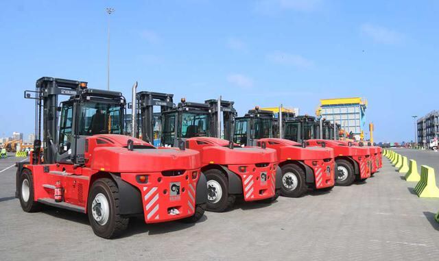 Montacarga. Utilidad: Estas máquinas se utilizan mayormente para la carga fraccionada, como productos de acero: bobinas, planchas, tubos además de bigbags, etc. Se utilizan con accesorios especiales para evitar daños a la carga al ser manipulada. Traba