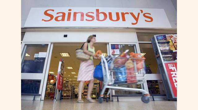 Sainsbury cuenta con el 17% del mercado de comestibles en el Reino Unido a pesar de la intensa competencia.  El valor de la marca es de US$ 1,192 millones. (Foto: Bloomberg)