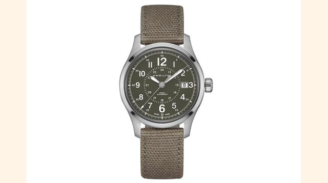 Hamilton Khaki Field Auto 40MM. Casi literalmente probado en campos de batalla, este reloj está fabricado de acuerdo a los estándares que Hamilton desarrolló mientras proveía al Ejército de los Estados Unidos durante la Segunda Guerra Mundial. Precio: US$