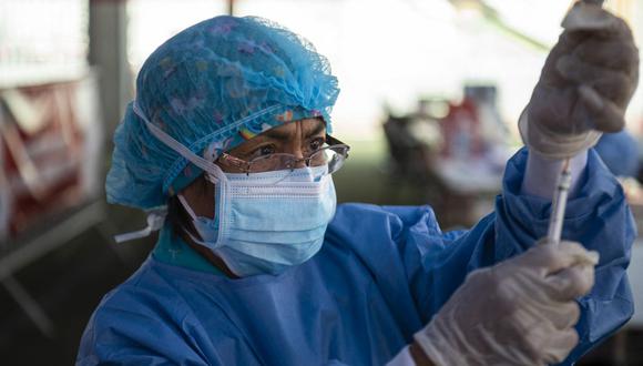 Perú advierte de una caída del ritmo de vacunación tras detectar casos de la variante Eris. (Foto por ERNESTO BENAVIDES / AFP)