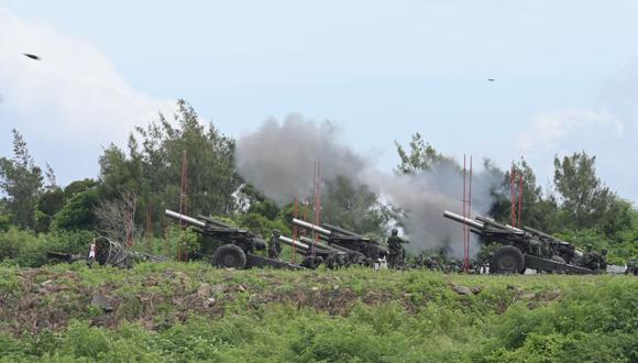 Los soldados militares de Taiwán disparan los obuses de 155 pulgadas durante un simulacro de fuego real contra el aterrizaje en el condado de Pingtung, en el sur de Taiwán, el 9 de agosto de 2022. (Foto de Sam Yeh / AFP)