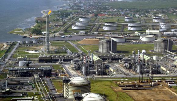 Esta imagen de archivo fechada el 18 de mayo de 2005 muestra la terminal de petróleo y gas de la gran petrolera Shell en la isla Bonny, en el delta del Níger, en el sur de Nigeria. (Foto de PÍO UTOMI EKPEI / AFP)