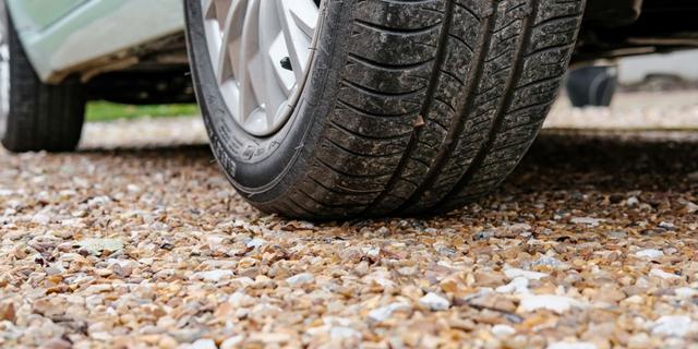 FOTO 3 | Evita la aparición de puntos planos
Cuando el coche está parado mucho tiempo, su propio peso puede provocar la aparición de puntos planos en la zona de los neumáticos que está en contacto con el suelo. La mejor forma de evitarlo también es conducir una vez a la semana, aunque sea dando únicamente un par de vueltas a la manzana. (Foto: Getty Images).