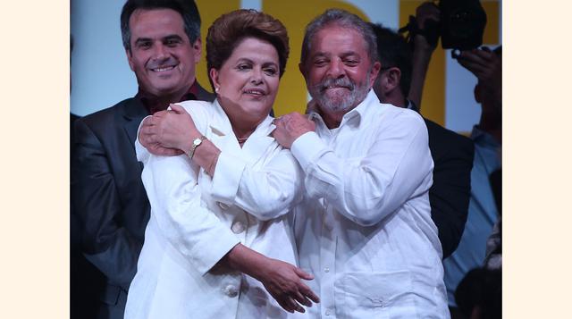 El expresidente Luiz Inácio Lula Da Silva felicita a la presidenta Dilma Rousseff por su reelección como mandataria brasileña el 26 de octubre de 2014. (Foto: Getty)