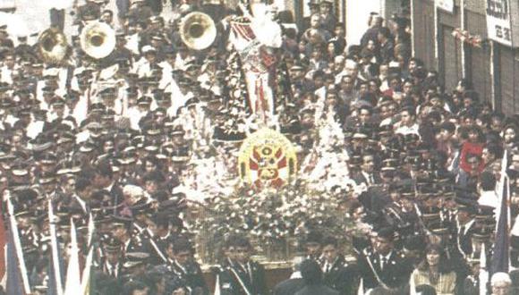 La imagen de Santa Rosa de Lima fue acompañada ayer por cientos de fieles por las calles de la capital. Santa Rosa es venerada en toda América y Filipinas.