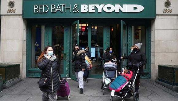 La cadena estadounidense de tiendas para el hogar Bed Bath & Beyond se hundía este viernes en Wall Street tras confirmarse que uno de sus accionistas más importantes ha vendido todos sus títulos, que habían sido últimamente una de las apuestas favoritas de muchos pequeños inversores y especuladores.