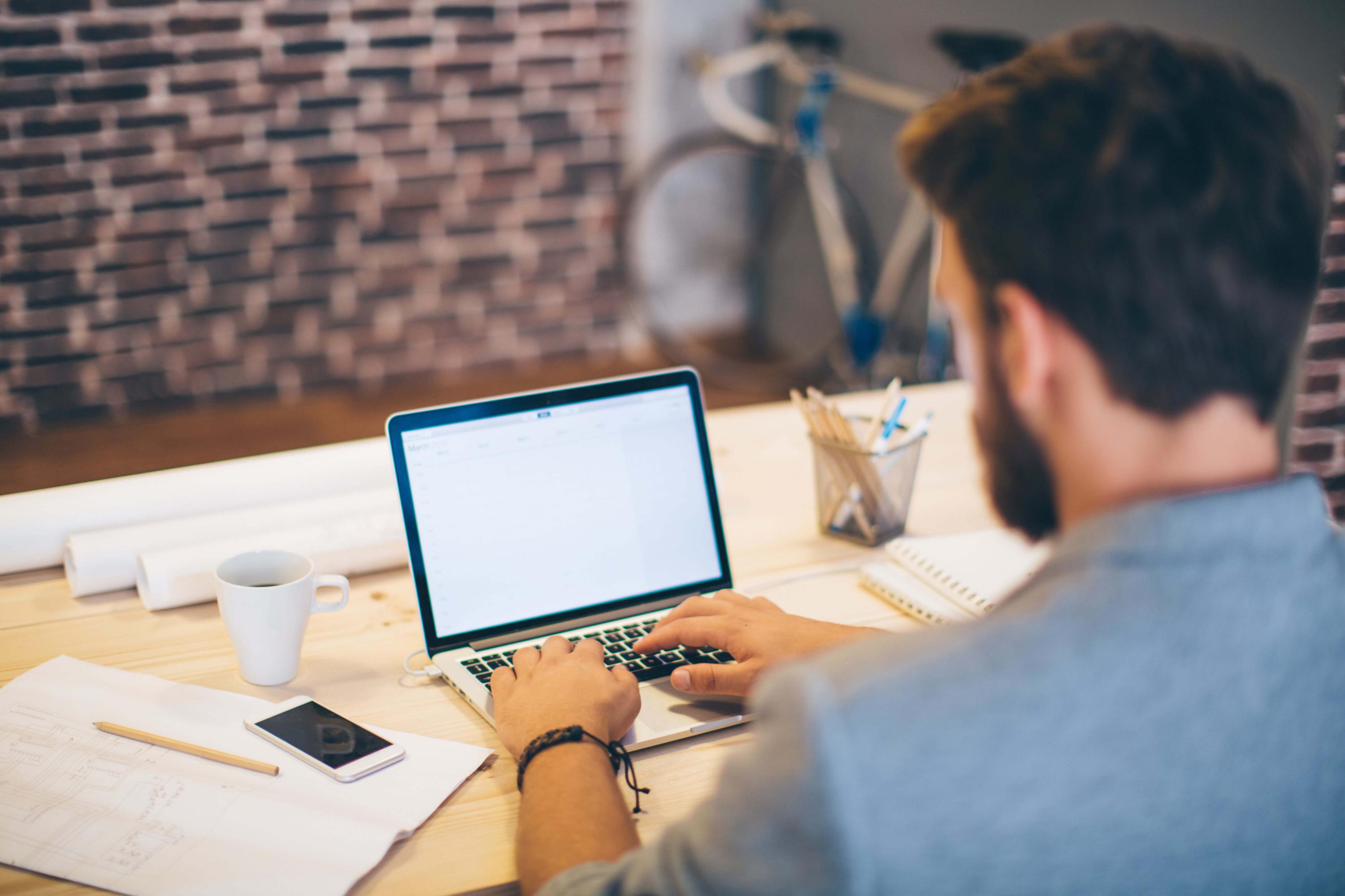 Foto 1 | Antes de empezar un negocio, tienes que saber lo que estás haciendo
El propósito de ser tu propio jefe no debe ser sólo porque no estás interesado en trabajar para otras personas, sino porque también estás viendo una oportunidad de negocios que llenará algunos vacíos en el mercado.En 1995, cuando Ma fue a los Estados Unidos para convertirse en traductor, su amigo le mostró cómo funcionaba internet. Después de eso, él busco la palabra “beer” y se dio cuenta que no había una cerveza china.
