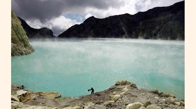 Ijen, Indonesia. Considerado el mayor lago de cráter volcánico ácido del mundo, Ijen, en Java Oriental, tiene unas aguas profundas de color turquesa. Sus depósitos de azufre y sus habituales brillantes estallidos de llama azul (provocada por el gas sulfúr