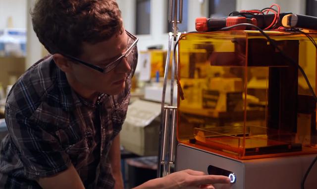 FOTO 6 | 6. Print the Legend . Contraria a otras recomendaciones en esta lista, Print the Legend explora la parte fea de empezar un negocio. Habla, por ejemplo, de Bre Pettis, fundadora de MakerBots. Pettis estaba dispuesta a sacrificar a sus amigos con tal de triunfar con su compañía de impresiones en 3D. Por otro lado está también la historia, más sencilla, de Formlabs y su lucha para conseguir fondos para sus proyectos.

Con lo que te quedas: ¿Qué es más importante para un emprendedor? ¿Sus amigos? ¿La innovación? ¿El negocio en sí mismo? Éstas son preguntas difíciles que todos nos tenemos que contestar en algún momento.