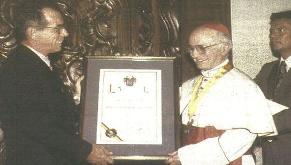 El alcalde Ricardo Belmont entregó la medalla de Lima al Primado de la Iglesia Católica, Augusto Vargas Alzamora, en reconocimiento a su nombramiento como Cardenal.
