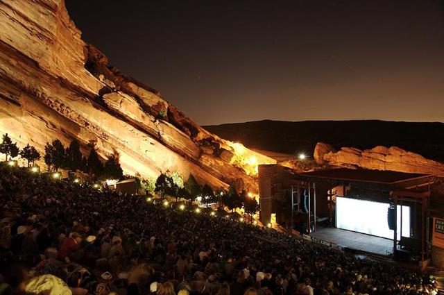 FOTO 4 | RED ROCKS, DENVER, USA. Te imaginas ir a cine en el medio de las montañas. Esta sala de cinema o de conciertos tiene el mejor paisaje rocoso de los Estados Unidos. Con capacidad para cerca de 10.000 personas, ha recibido espectáculos musicales desde inicios del siglo XX, incluyendo a los Beatles en los 60s.