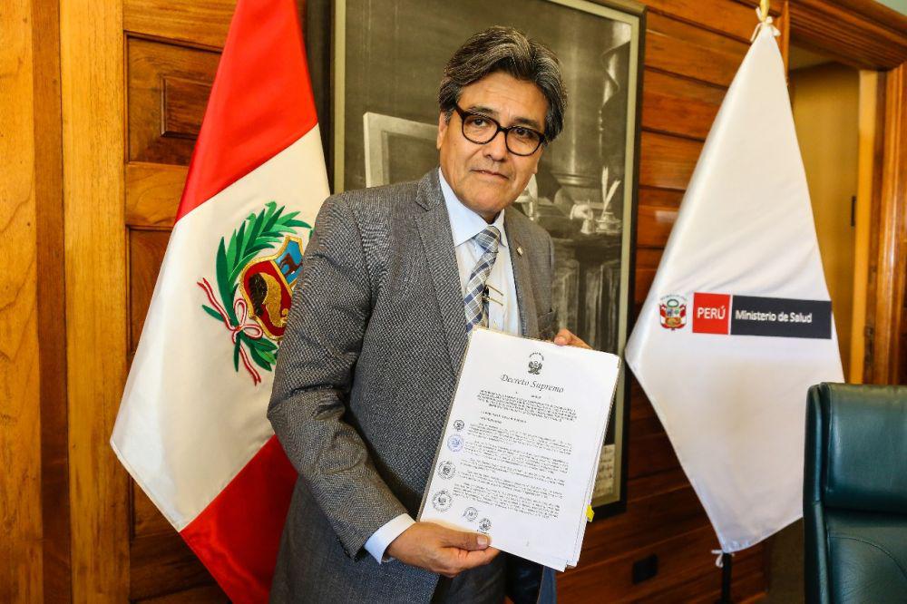 El ministro de Salud, Abel Salinas, muestra el decreto supremo que hace realidad la nueva escala remunerativa para los profesionales de la salud en el Perú. (Foto: Difusión)