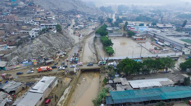 Desborde del río Huaycoloro ocasionó la inundación de la autopista Ramiro Prialé. (Foto: Andina)