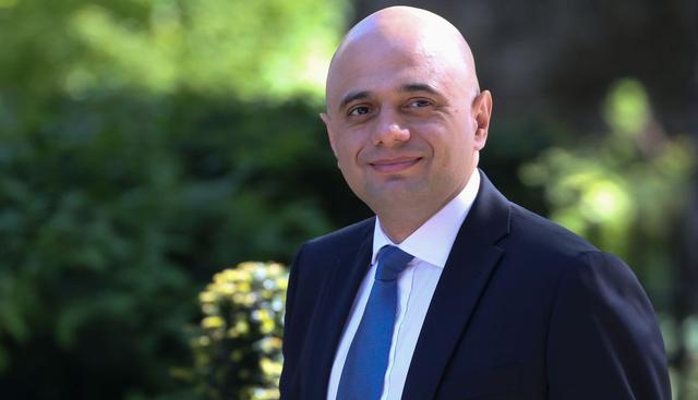 Ex banquero de negocios e hijo de un conductor de autobús paquistaní, el ministro del Interior Sajid Javid, de 49 años, es la cara de un Reino Unido moderno y multicultural.&nbsp;(Foto: AFP)