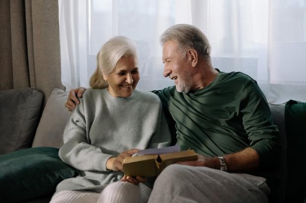 Las personas mayores de los 70 años reciben cheques más altos por haber postergado su jubilación (Foto: Pexels)