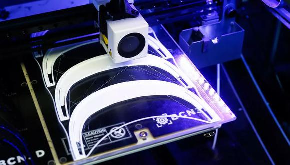 Impresoras 3D de la empresa española BCN3D fabrica piezas para mascarillas de protección en Cataluña (foto: AFP)