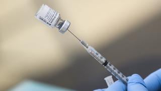 Pfizer pide a EE.UU. autorización de tercera dosis de su vacuna contra el COVID-19 para los adultos