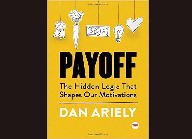 FOTO 1 |  “Payoff” de Dan Ariely. Este libro tiene apenas poco más de 100 páginas y está lleno de lecciones creativas sobre qué es lo que motiva a algunos a hacer su mejor trabajo en todo. Ariely es un economista conductual y profesor en la universidad de Duke. En el libro, Ariely plantea que para la motivación humana el dinero no lo es todo. Incluso dice que una pizza o complementos pueden ser más motivacionales que un bono financiero.