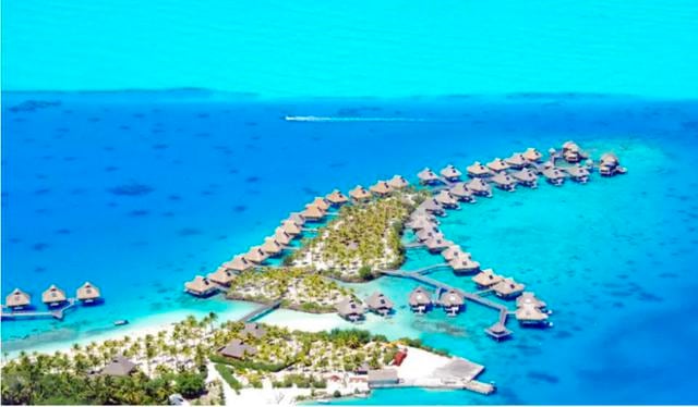 FOTO 5 | 6. Bora Bora. Esta pequeña isla situada en la Polinesia francesa es capaz de dejar un gran hoyo en el bolsillo de muchos viajeros. Si es un lugar paradisíaco y ofrece una experiencia de lujo, la tarifa mínima por noche es de $ 800 - con comida incluida, por supuesto. Hay un pequeño problema para llegar a destino; los vuelos al Pacífico sur no son precisamente los más baratos del mercado. Sin embargo, Bora Bora abre sus puertas a miles de celebridades, empresarios de élite y magnates de la política.
A menos que esté completamente decidido a visitar Bora Bora, puede optar por otras islas de la Polinesia francesa mucho más accesible, muchas de las cuales cuenta con la ventaja de menos desarrolladas. También significa que tienes más para tu solo - ¡más o menos como rentar la isla completa a mitad de precio! Si no quiere cambiar de opinión con respecto a esta isla de lujo, asegúrese de hacer descuentos y promociones para viajeros u organizar su viaje en temporada baja, entre diciembre y marzo.